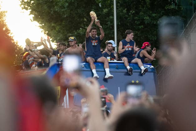 The Spanish National Team celebrates its World Cup victory with a parade in Madrid. Team captain Rodri Hernández holds the World Cup trophy during the Spanish National Team’s victory parade for winning the 2026 World Cup, on July 20, 2026, in Madrid, Spain. The Spanish team became the 2026 World Cup champions yesterday after defeating Argentina 1–0 with a goal by Ferrán Torres. JULY 20, 2026. Fernando Sá, Madrid, Madrid, Spain  Copyright: xFernandoxSanchezx 7678087