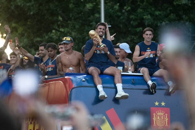 The Spanish National Team celebrates its World Cup victory with a parade in Madrid. Team captain Rodri Hernández holds the World Cup trophy during the Spanish National Team’s victory parade for winning the 2026 World Cup, on July 20, 2026, in Madrid, Spain. The Spanish team became the 2026 World Cup champions yesterday after defeating Argentina 1–0 with a goal by Ferrán Torres. JULY 20, 2026. Fernando Sá, Madrid, Madrid, Spain  Copyright: xFernandoxSanchezx 7678088