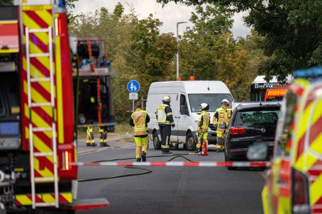Motorradfahrer schwer verletzt nach Frontalcrash mit Sprinter Am 20.07.2026 kollidierte in Ginsheim-Gustavsburg gegen 16:30 Uhr ein Motorrad frontal mit einem Sprinter im Kreuzungsbereich Dresdner Straße Gustavsburger Straße. Der Fahrer des Sprinters wollte abbiegen und übersah dabei den entgegenkommenden Motorradfahrer. Der Motorradfahrer erlitt multiple Verletzungen und wurde mit einem Rettungswagen in ein Krankenhaus gebracht. Feuerwehr und Polizei sicherten die Unfallstelle ab, die Dresdner Straße war zwischenzeitlich vollgesperrt. Ginsheim-Gustavsburg Hessen Deutschland *** Motorcyclist Seriously Injured After Head-On Collision with a Sprinter On July 20, 2026, at around 4:30 p.m. in Ginsheim Gustavsburg, a motorcycle collided hea