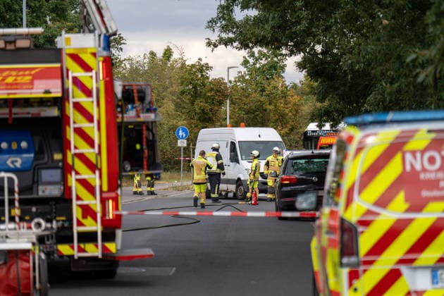 Motorradfahrer schwer verletzt nach Frontalcrash mit Sprinter Am 20.07.2026 kollidierte in Ginsheim-Gustavsburg gegen 16:30 Uhr ein Motorrad frontal mit einem Sprinter im Kreuzungsbereich Dresdner Straße Gustavsburger Straße. Der Fahrer des Sprinters wollte abbiegen und übersah dabei den entgegenkommenden Motorradfahrer. Der Motorradfahrer erlitt multiple Verletzungen und wurde mit einem Rettungswagen in ein Krankenhaus gebracht. Feuerwehr und Polizei sicherten die Unfallstelle ab, die Dresdner Straße war zwischenzeitlich vollgesperrt. Ginsheim-Gustavsburg Hessen Deutschland *** Motorcyclist Seriously Injured After Head-On Collision with a Sprinter On July 20, 2026, at around 4:30 p.m. in Ginsheim Gustavsburg, a motorcycle collided hea