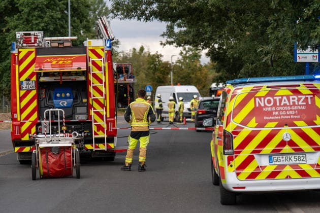 Motorradfahrer schwer verletzt nach Frontalcrash mit Sprinter Am 20.07.2026 kollidierte in Ginsheim-Gustavsburg gegen 16:30 Uhr ein Motorrad frontal mit einem Sprinter im Kreuzungsbereich Dresdner Straße Gustavsburger Straße. Der Fahrer des Sprinters wollte abbiegen und übersah dabei den entgegenkommenden Motorradfahrer. Der Motorradfahrer erlitt multiple Verletzungen und wurde mit einem Rettungswagen in ein Krankenhaus gebracht. Feuerwehr und Polizei sicherten die Unfallstelle ab, die Dresdner Straße war zwischenzeitlich vollgesperrt. Ginsheim-Gustavsburg Hessen Deutschland *** Motorcyclist Seriously Injured After Head-On Collision with a Sprinter On July 20, 2026, at around 4:30 p.m. in Ginsheim Gustavsburg, a motorcycle collided hea