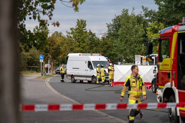Motorradfahrer schwer verletzt nach Frontalcrash mit Sprinter Am 20.07.2026 kollidierte in Ginsheim-Gustavsburg gegen 16:30 Uhr ein Motorrad frontal mit einem Sprinter im Kreuzungsbereich Dresdner Straße Gustavsburger Straße. Der Fahrer des Sprinters wollte abbiegen und übersah dabei den entgegenkommenden Motorradfahrer. Der Motorradfahrer erlitt multiple Verletzungen und wurde mit einem Rettungswagen in ein Krankenhaus gebracht. Feuerwehr und Polizei sicherten die Unfallstelle ab, die Dresdner Straße war zwischenzeitlich vollgesperrt. Ginsheim-Gustavsburg Hessen Deutschland *** Motorcyclist Seriously Injured After Head-On Collision with a Sprinter On July 20, 2026, at around 4:30 p.m. in Ginsheim Gustavsburg, a motorcycle collided hea