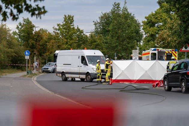 Motorradfahrer schwer verletzt nach Frontalcrash mit Sprinter Am 20.07.2026 kollidierte in Ginsheim-Gustavsburg gegen 16:30 Uhr ein Motorrad frontal mit einem Sprinter im Kreuzungsbereich Dresdner Straße Gustavsburger Straße. Der Fahrer des Sprinters wollte abbiegen und übersah dabei den entgegenkommenden Motorradfahrer. Der Motorradfahrer erlitt multiple Verletzungen und wurde mit einem Rettungswagen in ein Krankenhaus gebracht. Feuerwehr und Polizei sicherten die Unfallstelle ab, die Dresdner Straße war zwischenzeitlich vollgesperrt. Ginsheim-Gustavsburg Hessen Deutschland *** Motorcyclist Seriously Injured After Head-On Collision with a Sprinter On July 20, 2026, at around 4:30 p.m. in Ginsheim Gustavsburg, a motorcycle collided hea