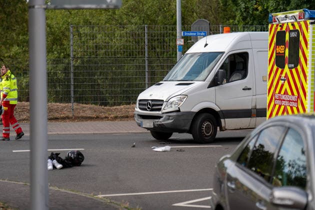 Motorradfahrer schwer verletzt nach Frontalcrash mit Sprinter Am 20.07.2026 kollidierte in Ginsheim-Gustavsburg gegen 16:30 Uhr ein Motorrad frontal mit einem Sprinter im Kreuzungsbereich Dresdner Straße Gustavsburger Straße. Der Fahrer des Sprinters wollte abbiegen und übersah dabei den entgegenkommenden Motorradfahrer. Der Motorradfahrer erlitt multiple Verletzungen und wurde mit einem Rettungswagen in ein Krankenhaus gebracht. Feuerwehr und Polizei sicherten die Unfallstelle ab, die Dresdner Straße war zwischenzeitlich vollgesperrt. Ginsheim-Gustavsburg Hessen Deutschland *** Motorcyclist Seriously Injured After Head-On Collision with a Sprinter On July 20, 2026, at around 4:30 p.m. in Ginsheim Gustavsburg, a motorcycle collided hea