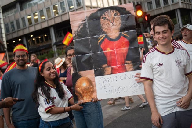 The Spanish National Team celebrates its World Cup victory with a parade in Madrid. Several people hold up a sign featuring the cat Cucurella during the Spanish National Team’s victory parade for winning the 2026 World Cup, on July 20, 2026, in Madrid, Spain. The Spanish team became the 2026 World Cup champion yesterday after defeating Argentina 1–0 with a goal by Ferrán Torres. JULY 20, 2026. Fernando Sá, Madrid, Madrid, Spain  Copyright: xFernandoxSanchezx 7678100