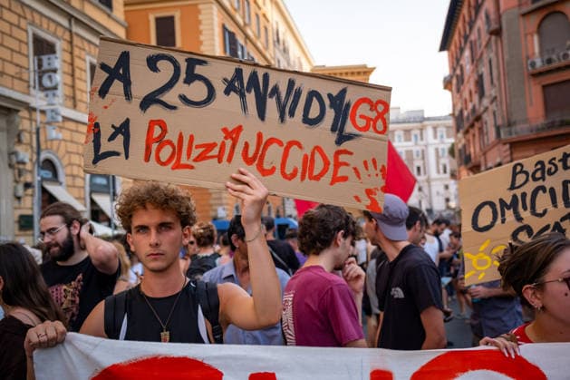 July 20, 2026, Rome, Rm, Italy: Hundreds gathered in front of the Interior Ministry to protest the death of Abderrahim Fakir during his arrest by two police officers. 25 years after the G8, police kill reads the sign. Rome Italy - ZUMAg256 20260720_znp_g256_011 Copyright: xMarcoxDixGianvitox
