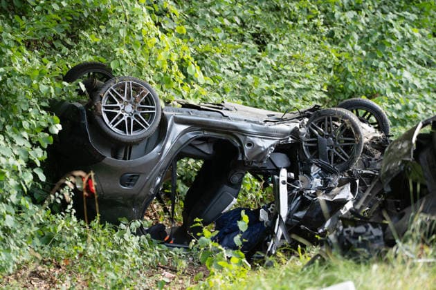 Am 20.07.2026 kam es auf einer Landstraße zwischen Leun-Bahnhof und Burgsolms zu einem tödlichen Frontalzusammenstoß. Ein 18-jähriger Autofahrer verlor in einer scharfen Kurve die Kontrolle über sein Fahrzeug und stieß mit dem entgegenkommenden Wagen einer 45-jährigen Frau zusammen, die mit ihren 10 und 12 Jahre alten Kindern unterwegs war. Ersthelfer retteten die beiden Kinder aus dem Wrack, die Feuerwehr befreite die Mutter mit hydraulischem Rettungsgerät, sie starb in der Nacht im Krankenhaus an ihren Verletzungen. Der 18-Jährige wurde schwer verletzt, rund 30 Einsatzkräfte der Feuerwehren Leun und Biskirchen waren im Einsatz. Die Unfallursache wird von der Polizei noch ermittelt.