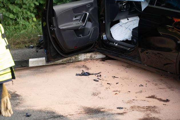 Am 20.07.2026 kam es auf einer Landstraße zwischen Leun-Bahnhof und Burgsolms zu einem tödlichen Frontalzusammenstoß. Ein 18-jähriger Autofahrer verlor in einer scharfen Kurve die Kontrolle über sein Fahrzeug und stieß mit dem entgegenkommenden Wagen einer 45-jährigen Frau zusammen, die mit ihren 10 und 12 Jahre alten Kindern unterwegs war. Ersthelfer retteten die beiden Kinder aus dem Wrack, die Feuerwehr befreite die Mutter mit hydraulischem Rettungsgerät, sie starb in der Nacht im Krankenhaus an ihren Verletzungen. Der 18-Jährige wurde schwer verletzt, rund 30 Einsatzkräfte der Feuerwehren Leun und Biskirchen waren im Einsatz. Die Unfallursache wird von der Polizei noch ermittelt.