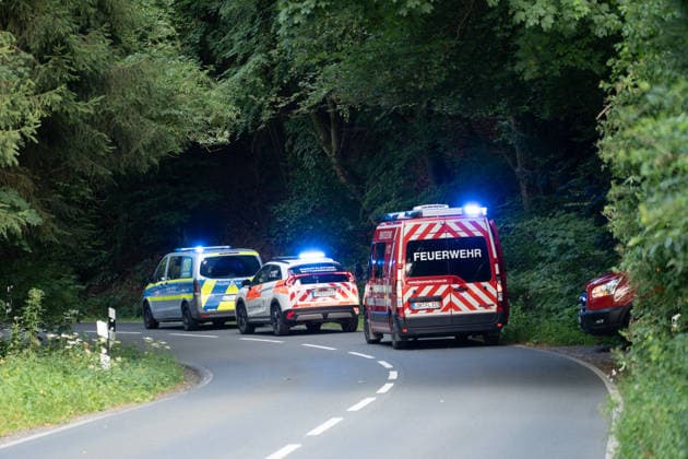 Am 20.07.2026 kam es auf einer Landstraße zwischen Leun-Bahnhof und Burgsolms zu einem tödlichen Frontalzusammenstoß. Ein 18-jähriger Autofahrer verlor in einer scharfen Kurve die Kontrolle über sein Fahrzeug und stieß mit dem entgegenkommenden Wagen einer 45-jährigen Frau zusammen, die mit ihren 10 und 12 Jahre alten Kindern unterwegs war. Ersthelfer retteten die beiden Kinder aus dem Wrack, die Feuerwehr befreite die Mutter mit hydraulischem Rettungsgerät, sie starb in der Nacht im Krankenhaus an ihren Verletzungen. Der 18-Jährige wurde schwer verletzt, rund 30 Einsatzkräfte der Feuerwehren Leun und Biskirchen waren im Einsatz. Die Unfallursache wird von der Polizei noch ermittelt.