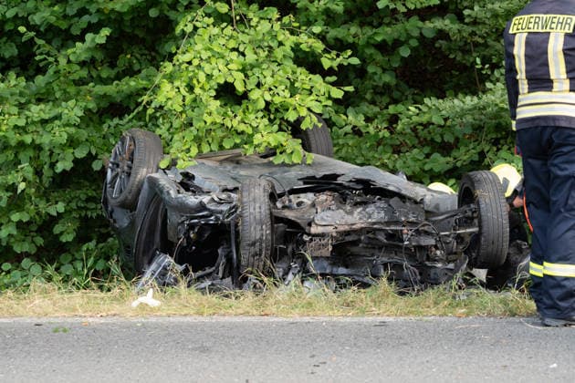 Am 20.07.2026 kam es auf einer Landstraße zwischen Leun-Bahnhof und Burgsolms zu einem tödlichen Frontalzusammenstoß. Ein 18-jähriger Autofahrer verlor in einer scharfen Kurve die Kontrolle über sein Fahrzeug und stieß mit dem entgegenkommenden Wagen einer 45-jährigen Frau zusammen, die mit ihren 10 und 12 Jahre alten Kindern unterwegs war. Ersthelfer retteten die beiden Kinder aus dem Wrack, die Feuerwehr befreite die Mutter mit hydraulischem Rettungsgerät, sie starb in der Nacht im Krankenhaus an ihren Verletzungen. Der 18-Jährige wurde schwer verletzt, rund 30 Einsatzkräfte der Feuerwehren Leun und Biskirchen waren im Einsatz. Die Unfallursache wird von der Polizei noch ermittelt.