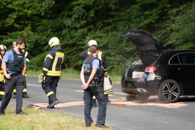 Am 20.07.2026 kam es auf einer Landstraße zwischen Leun-Bahnhof und Burgsolms zu einem tödlichen Frontalzusammenstoß. Ein 18-jähriger Autofahrer verlor in einer scharfen Kurve die Kontrolle über sein Fahrzeug und stieß mit dem entgegenkommenden Wagen einer 45-jährigen Frau zusammen, die mit ihren 10 und 12 Jahre alten Kindern unterwegs war. Ersthelfer retteten die beiden Kinder aus dem Wrack, die Feuerwehr befreite die Mutter mit hydraulischem Rettungsgerät, sie starb in der Nacht im Krankenhaus an ihren Verletzungen. Der 18-Jährige wurde schwer verletzt, rund 30 Einsatzkräfte der Feuerwehren Leun und Biskirchen waren im Einsatz. Die Unfallursache wird von der Polizei noch ermittelt.