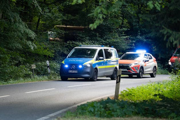 Am 20.07.2026 kam es auf einer Landstraße zwischen Leun-Bahnhof und Burgsolms zu einem tödlichen Frontalzusammenstoß. Ein 18-jähriger Autofahrer verlor in einer scharfen Kurve die Kontrolle über sein Fahrzeug und stieß mit dem entgegenkommenden Wagen einer 45-jährigen Frau zusammen, die mit ihren 10 und 12 Jahre alten Kindern unterwegs war. Ersthelfer retteten die beiden Kinder aus dem Wrack, die Feuerwehr befreite die Mutter mit hydraulischem Rettungsgerät, sie starb in der Nacht im Krankenhaus an ihren Verletzungen. Der 18-Jährige wurde schwer verletzt, rund 30 Einsatzkräfte der Feuerwehren Leun und Biskirchen waren im Einsatz. Die Unfallursache wird von der Polizei noch ermittelt.
