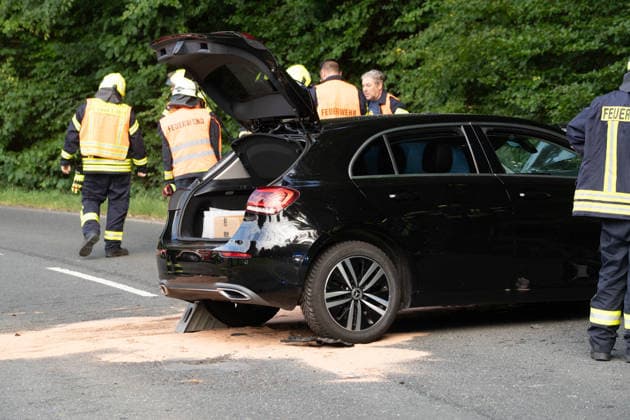 Am 20.07.2026 kam es auf einer Landstraße zwischen Leun-Bahnhof und Burgsolms zu einem tödlichen Frontalzusammenstoß. Ein 18-jähriger Autofahrer verlor in einer scharfen Kurve die Kontrolle über sein Fahrzeug und stieß mit dem entgegenkommenden Wagen eineklemmt, drei weitere Personen waren bereits befreit, zwei kleine Kinder wurden vor dem Eintreffen der Feuerwehr durch Ersthelfer aus dem Fahrzeug gerettet. Die Feuerwehren Leun und Biskirchen befreiten die eingeklemmte Person mit hydraulischem Rettungsgerät und übergaben sie an den Rettungsdienst, anschließend erfolgte der Transport mit einem Rettungshubschrauber ins Krankenhaus. Rund 30 Feuerwehrleute sicherten die Einsatzstelle ab. Die Unfallursache ist bislang unklar, die Polizei ermi