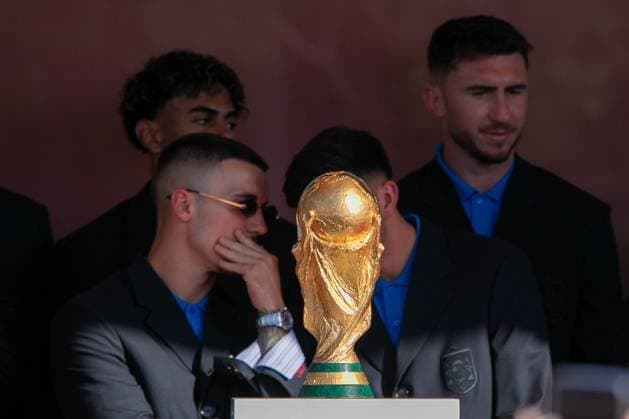 July 20, 2026, Madrid, Spain: The World Cup trophy is seen in the foreground at an event at the Moncloa Palace complex in Madrid..The Prime Minister, Pedro Sanchez, welcomes the Spanish national football team, winners of the 2026 FIFA World Cup, to the Moncloa Palace complex. Madrid Spain - ZUMAs197 20260720_aaa_s197_120 Copyright: xDavidxCanalesx