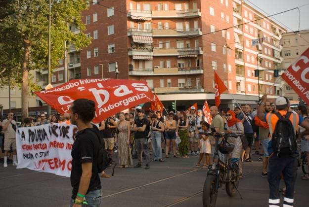 Demonstrators in Turin rally after death of Abderrahim Fakir TURIN, ITALY JULY 20, 2026: Hundreds of people gather in the Barriera di Milano district of Turin in solidarity with the family of Abderrahim Fakir, a 43-year-old Italian-Moroccan man who died during a police arrest in Bologna. The demonstration follows Fakir s death, which has sparked protests in several Italian cities and renewed public debate over police conduct and accountability. Torino Italy Copyright: x xChiaraxAntenuccix xJNAxPressx