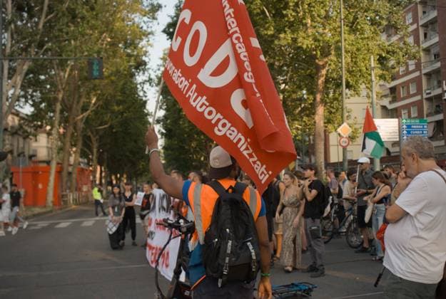 Demonstrators in Turin rally after death of Abderrahim Fakir TURIN, ITALY JULY 20, 2026: Hundreds of people gather in the Barriera di Milano district of Turin in solidarity with the family of Abderrahim Fakir, a 43-year-old Italian-Moroccan man who died during a police arrest in Bologna. The demonstration follows Fakir s death, which has sparked protests in several Italian cities and renewed public debate over police conduct and accountability. Torino Italy Copyright: x xChiaraxAntenuccix xJNAxPressx