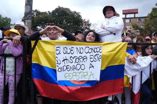 Colombia s Independence Day Parade in Bogota BOGOTA, COLOMBIA - JULY 20: A view of a crowd as Colombian President Gustavo Petro attends the Independence Day military parade in Bogota, Colombia, on July 20, 2026. Petro said the ceremony would mark his final public appearance before leaving office. During the event, a crowd breached the first security perimeter and surged toward the main stage, while a group of demonstrators surrounded and verbally harassed members of the press. Several people climbed onto the platform designated for journalists, prompting reporters from multiple media outlets to report insufficient crowd-control measures and to leave the area under escort by the Colombian National Police. Juancho Torres Anadolu Bogota Colo  Copyright: x2026xAnadoluxJuanchoxTorresx