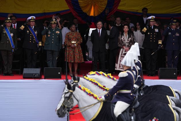 Colombia s Independence Day Parade in Bogota BOGOTA, COLOMBIA - JULY 20: Colombian President Gustavo Petro (4th R) attends the Independence Day military parade in Bogota, Colombia, on July 20, 2026. Petro said the ceremony would mark his final public appearance before leaving office. During the event, a crowd breached the first security perimeter and surged toward the main stage, while a group of demonstrators surrounded and verbally harassed members of the press. Several people climbed onto the platform designated for journalists, prompting reporters from multiple media outlets to report insufficient crowd-control measures and to leave the area under escort by the Colombian National Police. Juancho Torres Anadolu Bogota Colombia. Editori  Copyright: x2026xAnadoluxJuanchoxTorresx