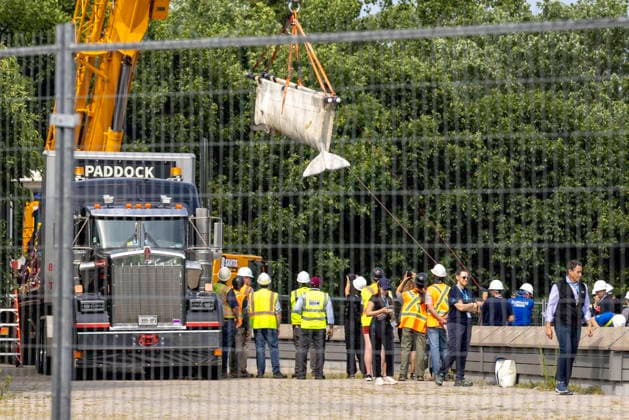 July 20, 2026, Niagara Falls, On, Canada: Beluga whale Sierra is transported by a group of experts from Marineland and several U.S. aquariums onto a truck at Marineland in Niagara Falls, Ont., on Monday, July 20, 2026. Niagara Falls Canada  - ZUMAc35_ 20260720_zaf_c35_036 Copyright: xCarlosxOsoriox