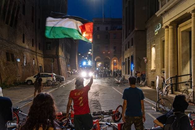 Clashes erupt after rally over death of Abderrahim Fakir in Bologna BOLOGNA, ITALY JULY 21, 2026: Clashes erupt between demonstrators and police following a peaceful gathering called by Bologna Mayor Matteo Lepore and the family of Abderrahim Fakir, a 43-year-old Italian-Moroccan man who died during a police arrest. Protesters later gather in Piazza Roosevelt outside the Prefecture headquarters, where tensions escalate into confrontations lasting more than two hours. Bologna Italy Copyright: x xLeonardoxGaravagliax xJNAxPressx