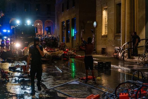 Clashes erupt after rally over death of Abderrahim Fakir in Bologna BOLOGNA, ITALY JULY 21, 2026: Clashes erupt between demonstrators and police following a peaceful gathering called by Bologna Mayor Matteo Lepore and the family of Abderrahim Fakir, a 43-year-old Italian-Moroccan man who died during a police arrest. Protesters later gather in Piazza Roosevelt outside the Prefecture headquarters, where tensions escalate into confrontations lasting more than two hours. Bologna Italy Copyright: x xLeonardoxGaravagliax xJNAxPressx