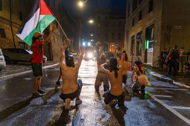 Clashes erupt after rally over death of Abderrahim Fakir in Bologna BOLOGNA, ITALY JULY 21, 2026: Clashes erupt between demonstrators and police following a peaceful gathering called by Bologna Mayor Matteo Lepore and the family of Abderrahim Fakir, a 43-year-old Italian-Moroccan man who died during a police arrest. Protesters later gather in Piazza Roosevelt outside the Prefecture headquarters, where tensions escalate into confrontations lasting more than two hours. Bologna Italy Copyright: x xLeonardoxGaravagliax xJNAxPressx