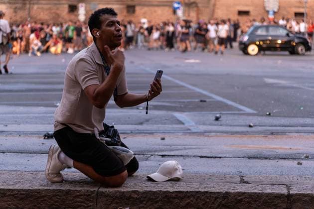 Clashes erupt after rally over death of Abderrahim Fakir in Bologna BOLOGNA, ITALY JULY 21, 2026: Clashes erupt between demonstrators and police following a peaceful gathering called by Bologna Mayor Matteo Lepore and the family of Abderrahim Fakir, a 43-year-old Italian-Moroccan man who died during a police arrest. Protesters later gather in Piazza Roosevelt outside the Prefecture headquarters, where tensions escalate into confrontations lasting more than two hours. Bologna Italy Copyright: x xLeonardoxGaravagliax xJNAxPressx