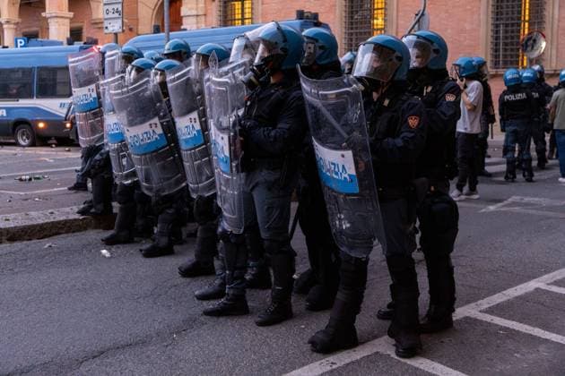 Clashes erupt after rally over death of Abderrahim Fakir in Bologna BOLOGNA, ITALY JULY 21, 2026: Clashes erupt between demonstrators and police following a peaceful gathering called by Bologna Mayor Matteo Lepore and the family of Abderrahim Fakir, a 43-year-old Italian-Moroccan man who died during a police arrest. Protesters later gather in Piazza Roosevelt outside the Prefecture headquarters, where tensions escalate into confrontations lasting more than two hours. Bologna Italy Copyright: x xLeonardoxGaravagliax xJNAxPressx