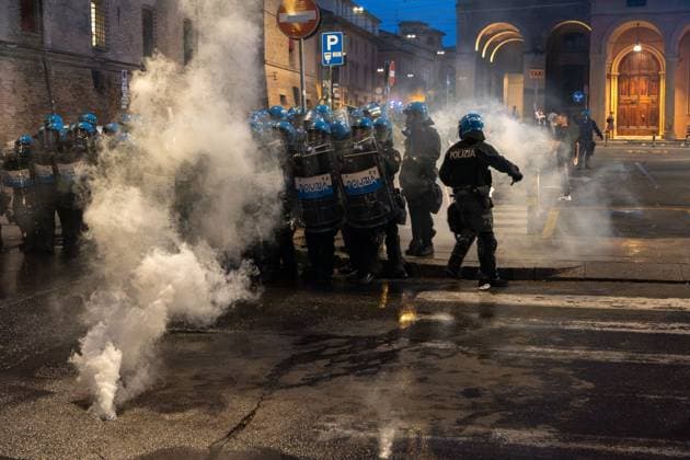 Clashes erupt after rally over death of Abderrahim Fakir in Bologna BOLOGNA, ITALY JULY 21, 2026: Clashes erupt between demonstrators and police following a peaceful gathering called by Bologna Mayor Matteo Lepore and the family of Abderrahim Fakir, a 43-year-old Italian-Moroccan man who died during a police arrest. Protesters later gather in Piazza Roosevelt outside the Prefecture headquarters, where tensions escalate into confrontations lasting more than two hours. Bologna Italy Copyright: x xLeonardoxGaravagliax xJNAxPressx