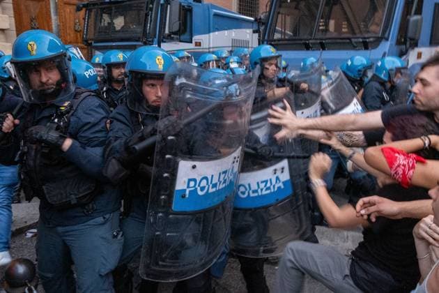 Clashes erupt after rally over death of Abderrahim Fakir in Bologna BOLOGNA, ITALY JULY 21, 2026: Clashes erupt between demonstrators and police following a peaceful gathering called by Bologna Mayor Matteo Lepore and the family of Abderrahim Fakir, a 43-year-old Italian-Moroccan man who died during a police arrest. Protesters later gather in Piazza Roosevelt outside the Prefecture headquarters, where tensions escalate into confrontations lasting more than two hours. Bologna Italy Copyright: x xLeonardoxGaravagliax xJNAxPressx