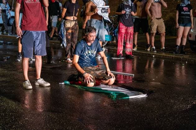 News Bilder des Tages #2 Clashes erupt after rally over death of Abderrahim Fakir in Bologna BOLOGNA, ITALY JULY 21, 2026: Clashes erupt between demonstrators and police following a peaceful gathering called by Bologna Mayor Matteo Lepore and the family of Abderrahim Fakir, a 43-year-old Italian-Moroccan man who died during a police arrest. Protesters later gather in Piazza Roosevelt outside the Prefecture headquarters, where tensions escalate into confrontations lasting more than two hours. Bologna Italy Copyright: x xLeonardoxGaravagliax xJNAxPressx