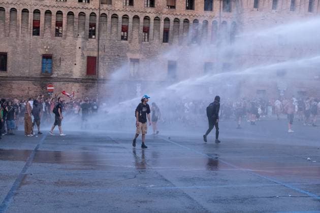 Clashes erupt after rally over death of Abderrahim Fakir in Bologna BOLOGNA, ITALY JULY 21, 2026: Clashes erupt between demonstrators and police following a peaceful gathering called by Bologna Mayor Matteo Lepore and the family of Abderrahim Fakir, a 43-year-old Italian-Moroccan man who died during a police arrest. Protesters later gather in Piazza Roosevelt outside the Prefecture headquarters, where tensions escalate into confrontations lasting more than two hours. Bologna Italy Copyright: x xLeonardoxGaravagliax xJNAxPressx