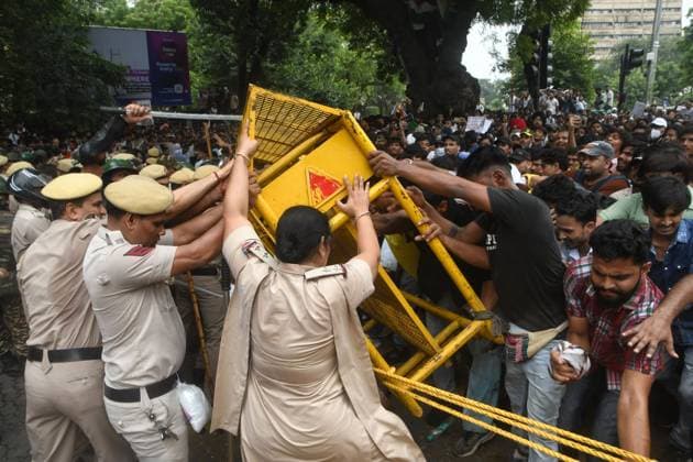 Damaged police bus seen after protest violence in New Delhi NEW DELHI, INDIA JULY 20, 2026: Protesters stand beside a Delhi Police bus with its windshield shattered following violence during a demonstration organized by the CJP in New Delhi. Clashes broke out during the protest, resulting in damage to police vehicles and heightened security in the area. new delhi India Copyright: x xAmitxshuklax xJNAxPressx