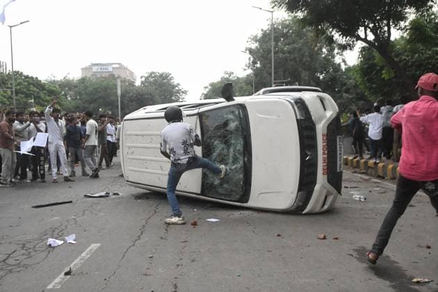 Damaged police bus seen after protest violence in New Delhi NEW DELHI, INDIA JULY 20, 2026: Protesters stand beside a Delhi Police bus with its windshield shattered following violence during a demonstration organized by the CJP in New Delhi. Clashes broke out during the protest, resulting in damage to police vehicles and heightened security in the area. new delhi India Copyright: x xAmitxshuklax xJNAxPressx