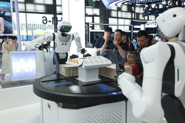 SHANGHAI, CHINA - JULY 20: Visitors watch humanoid robots coordinate loading & unloading operations and transport material bins during the World Artificial Intelligence Conference on July 20, 2026 in Shanghai, China. The 2026 World AI Conference and High-Level Meeting on Global AI Governance scheduled from July 17 to July 20 showcases exhibitions of smart devices, AI plus culture and entertainment experiences, and a wide range of cutting-edge AI products, among which a range of humanoid robots and AI-powered dexterous hands as one of the highlights.  Copyright: xChinaxNewsxServicex 111655401677