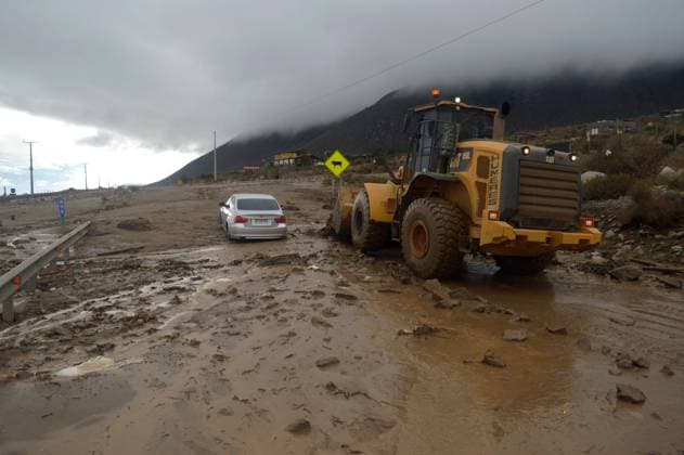 La Serena, July 20, 2026 A mudslide and rockfall cut Chile in two at km 499 of Route 5 North. The Route del Algarrobo concessionaire is working with heavy machinery to reopen at least one lane. Alejandro Pizarro Aton, Chile, CHILE Aton 1174285  Copyright: AlejandroxPizarro AtonxChile