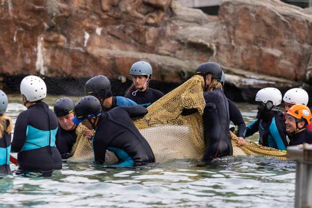 July 20, 2026, Niagara Falls, On, Canada: Beluga whale Bertie Botts is transported by a group of experts from Marineland and several US aquariums onto a truck via a sling at Marineland in Niagara Falls, Ont., on Monday, July 20, 2026. Niagara Falls Canada  - ZUMAc35_ 20260720_zaf_c35_069 Copyright: xCarlosxOsoriox