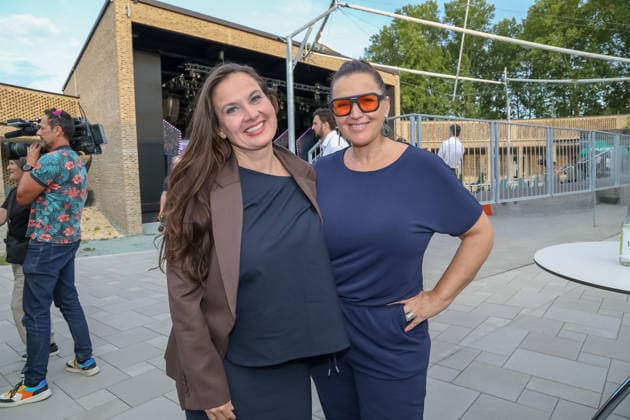 20.07.2026, Kulturzentrum Güssing BGLD, Finale des burgenländischen Kabarettpreises 2026 beim Kultur Sommer Güssing, Vier Kandidaten treten an um das Preisgeld zu gewinnen im Bild: Ursula Hofmeister -Radio ORF Burgenland, Barbara Karlich, Finale des burgenländischen Kabarettpreises 2026 beim Kultur Sommer Güssing *** July 20, 2026, Güssing Cultural Center, Burgenland (BGLD), Final of the 2026 Burgenland Cabaret Award at the Güssing Summer Culture Festival; four candidates compete for the prize money. Pictured: Ursula Hofmeister of ORF Burgenland Radio, Barbara Karlich, the finals of the 2026 Burgenland Cabaret Award at the Güssing Summer of Culture