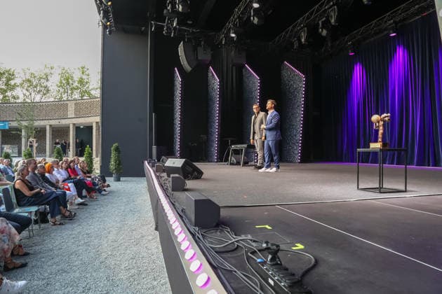 20.07.2026, Kulturzentrum Güssing BGLD, Finale des burgenländischen Kabarettpreises 2026 beim Kultur Sommer Güssing, Vier Kandidaten treten an um das Preisgeld zu gewinnen im Bild: -live a d Bühne, Florian Roehlich u. David Krammer -Flo & Wisch, -m d Preis, Finale des burgenländischen Kabarettpreises 2026 beim Kultur Sommer Güssing *** July 20, 2026, Güssing Cultural Center, Burgenland, the finals of the 2026 Burgenland Cabaret Award at the Güssing Summer Festival; four candidates compete for the prize money, pictured live on stage, Florian Roehlich, David Krammer, and Flo Wisch, with the prize, at the finals of the 2026 Burgenland Cabaret Award during the Güssing Summer of Culture