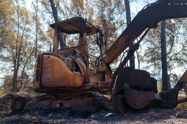 South France suffers from wildfires after another heatwave. France - Les Arcs, 20.07.2026 A burned excavator as wildfires burning near Les Arcs-sur-Argens in southeastern France on Monday. The blaze was one of several wildfires affecting the country during a period of extreme heat, longer lasting drought and strong winds, led to evacuations and a large-scale firefighting response. DÃ partement Var