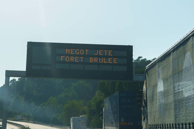 South France suffers from wildfires after another heatwave. France - Les Arcs, 20.07.2026 A highway shield says Cigarette butt discarded in a burned forest as wildfires burning near Les Arcs-sur-Argens in southeastern France on Monday. The blaze was one of several wildfires affecting the country during a period of extreme heat, longer lasting drought and strong winds, led to evacuations and a large-scale firefighting response. DÃ partement Var