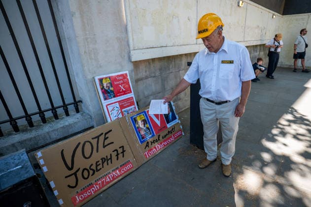 Scenes Outside Downing Street, during Prime Minister Andy Burnham s swearing in event in London, UK - 20 Jul 2026 Clacton parliamentary candidate Tom Darwood campaigns outside 10 Downing Street as newly appointed Prime Minister Andy Burnham arrives in London. As newly sworn-in Prime Minister Andy Burnham addressed supporters outside 10 Downing Street, members of the public and demonstrators gathered along Whitehall for his first public appearance. London United Kingdom Copyright: xJamesxWilloughbyx xSOPAxImagesx JWILLOUGHBY_3056