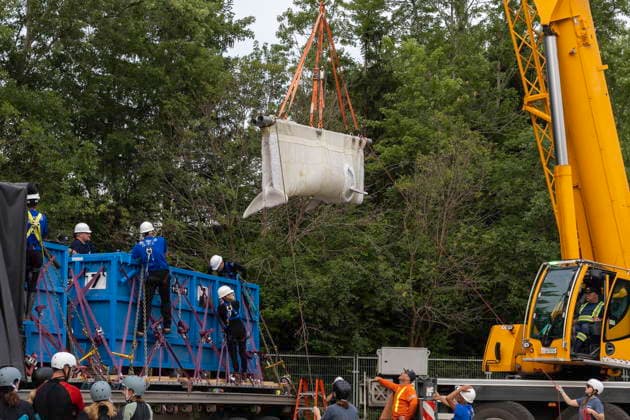 July 20, 2026, Niagara Falls, On, Canada: Beluga whale Bertie Botts is transported by a group of experts from Marineland and several US aquariums onto a truck via a sling at Marineland in Niagara Falls, Ont., on Monday, July 20, 2026. Niagara Falls Canada  - ZUMAc35_ 20260720_zaf_c35_109 Copyright: xCarlosxOsoriox