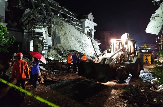 Massive explosion hits housing complex in Indonesia’s North Sumatra MEDAN, NORTH SUMATRA, INDONESIA - JULY 21: Police officers and a joint search-and-rescue team are at the scene in the Grand Polonia complex following a powerful explosion in Medan, North Sumatra, Indonesia, on July 21, 2026. The massive explosion, caused by a gas leak from an underground pipe, resulted in one fatality, left three people awaiting evacuation, and damaged five houses. Risky Cahyadi Anadolu Medan Indonesia. Editorial use only. Please get in touch for any other usage.  Copyright: x2026xAnadoluxRiskyxCahyadix