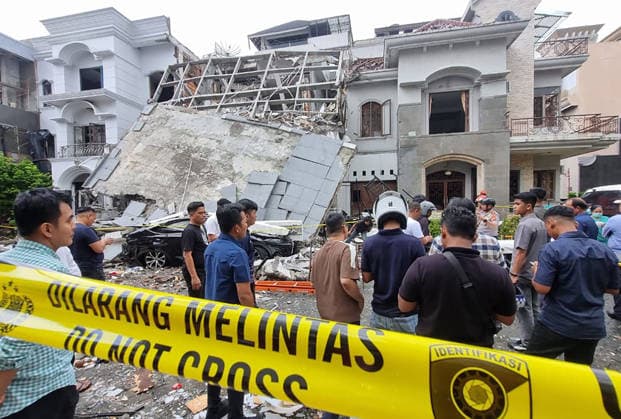 Massive explosion hits housing complex in Indonesia’s North Sumatra MEDAN, NORTH SUMATRA, INDONESIA - JULY 21: Police officers and a joint search-and-rescue team are at the scene in the Grand Polonia complex following a powerful explosion in Medan, North Sumatra, Indonesia, on July 21, 2026. The massive explosion, caused by a gas leak from an underground pipe, resulted in one fatality, left three people awaiting evacuation, and damaged five houses. Risky Cahyadi Anadolu Medan Indonesia. Editorial use only. Please get in touch for any other usage.  Copyright: x2026xAnadoluxRiskyxCahyadix