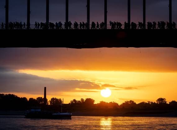 NIJMEGEN - Walkers cross the Waal Bridge on the first day of the Four Days Marches. The first walkers set off at 4:00 AM on the route through the Betuwe, also known as the Day of Elst. ANP SEM VAN DER WAL netherlands out - belgium out  Copyright: xx x563970963x originalFilename: 563970963.jpg