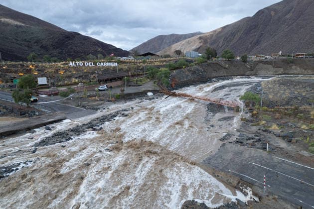 Severe storm leaves communities isolated in Alto del Carmen ALTO DEL CARMEN, CHILE - JULY 20: An aerial view shows floodwaters rushing through a ravine in the town of Alto del Carmen after a severe storm left the area isolated, in Alto del Carmen, Chile, on July 20, 2026. The storm, which has affected Chile since July 15, blocked roads, left nearly 100,000 people isolated and affected around 2,200 others, according to the government. The desert regions of Coquimbo and Atacama were among the hardest hit, with swollen rivers cutting off access to several communities. President Jose Antonio Kast declared a state of catastrophe to facilitate the deployment of the armed forces and accelerate relief efforts in the affected areas. Lucas Aguayo Ara  Copyright: x2026xAnadoluxLucasxAguayoxAraosx