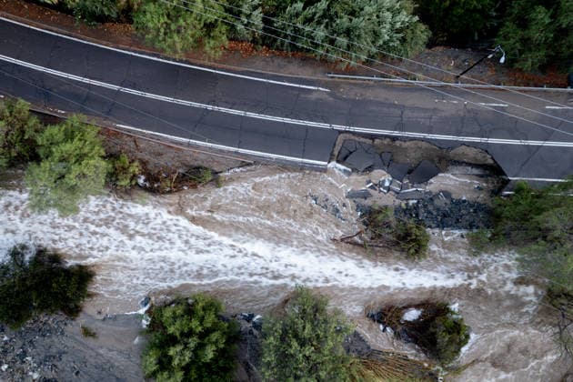 Severe storm leaves communities isolated in Alto del Carmen ALTO DEL CARMEN, CHILE - JULY 20: An aerial view shows floodwaters rushing through a ravine in the town of Alto del Carmen after a severe storm left the area isolated, in Alto del Carmen, Chile, on July 20, 2026. The storm, which has affected Chile since July 15, blocked roads, left nearly 100,000 people isolated and affected around 2,200 others, according to the government. The desert regions of Coquimbo and Atacama were among the hardest hit, with swollen rivers cutting off access to several communities. President Jose Antonio Kast declared a state of catastrophe to facilitate the deployment of the armed forces and accelerate relief efforts in the affected areas. Lucas Aguayo Ara  Copyright: x2026xAnadoluxLucasxAguayoxAraosx