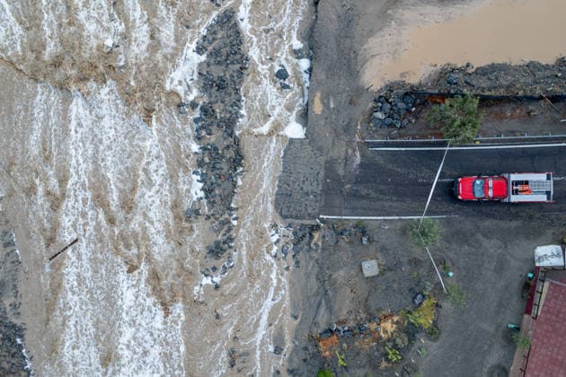 News Bilder des Tages #2 Severe storm leaves communities isolated in Alto del Carmen ALTO DEL CARMEN, CHILE - JULY 20: An aerial view shows floodwaters rushing through a ravine in the town of Alto del Carmen after a severe storm left the area isolated, in Alto del Carmen, Chile, on July 20, 2026. The storm, which has affected Chile since July 15, blocked roads, left nearly 100,000 people isolated and affected around 2,200 others, according to the government. The desert regions of Coquimbo and Atacama were among the hardest hit, with swollen rivers cutting off access to several communities. President Jose Antonio Kast declared a state of catastrophe to facilitate the deployment of the armed forces and accelerate relief efforts in the affected areas. Lucas Aguayo Ara  Copyright: x2026xAnadoluxLucasxAguayoxAraosx