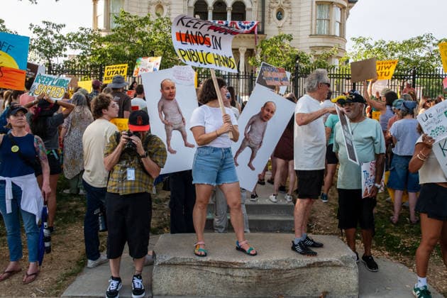 July 20, 2026, Salt Lake City, Utah, USA: Demonstrators hold signs during a protest outside the Utah Governor s Mansion in Salt Lake City, Utah, on Monday, July 20, 2026. The community rally was organized to protest executive actions drastically reducing the boundaries of the Bears Ears and Grand Staircase-Escalante national monuments. Salt Lake City USA  - ZUMAm292 20260720_znp_m292_007 Copyright: xCharlesxMcClintockxWilsonx